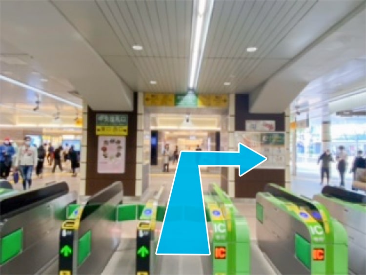 中央改札口を出て、右折します。（西口方面へ）