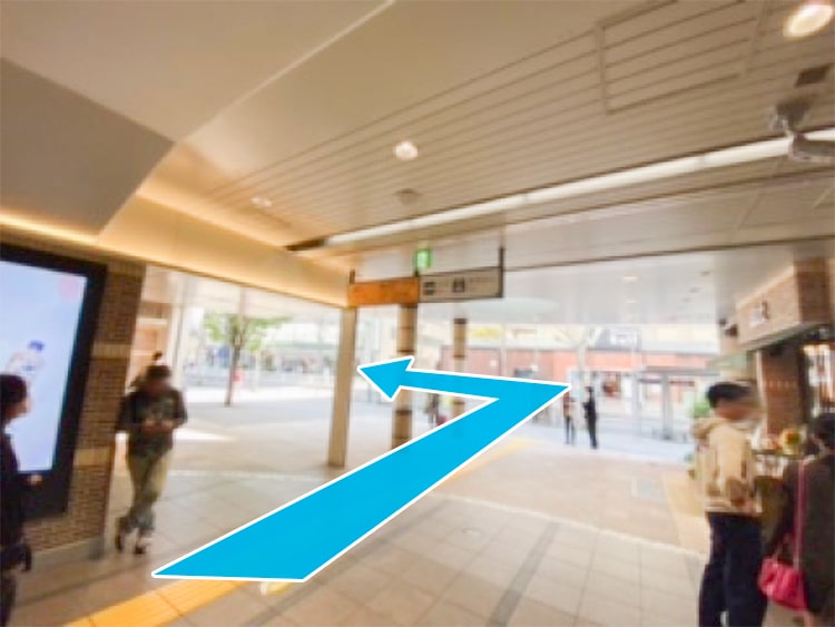 出てすぐを左折します。