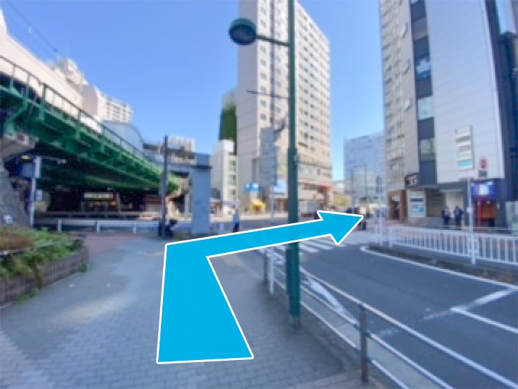 目の前に見える横断歩道を右折して渡ります。